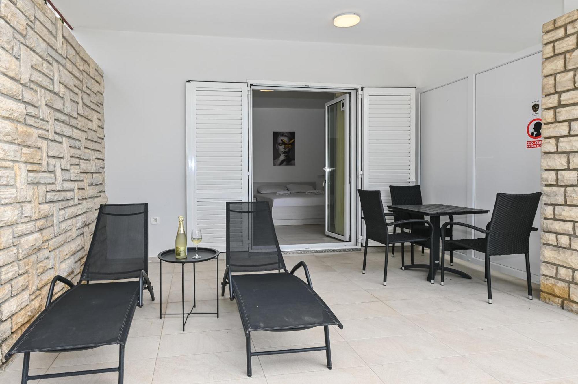 Seagull Pool Apartments & Studios Novalja Exterior photo