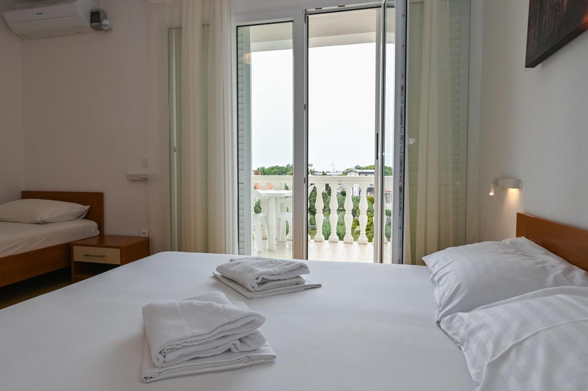 Seagull Pool Apartments & Studios Novalja Room photo